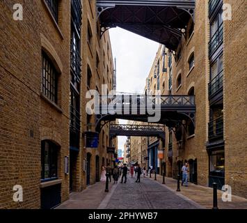 Kleine, enge Straße mit traditionellen Gebäuden in China Wharf - London, Großbritannien, 1. Juni 2019 Stockfoto