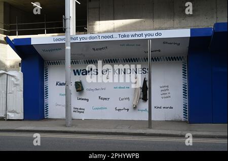 Die Güte von Fremden. Hawkins Street. Dublin. März 2023. Stockfoto