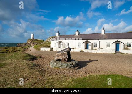 Die Pilot's Cottages und der Leuchtturm Twr Mawr auf Ynys Llanddwyn, Anglesey, North Wales. Stockfoto