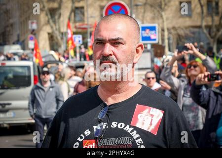 Marseille, Frankreich. 23. März 2023. Der Generalsekretär des Ministerialverbandes des Allgemeinen Arbeitsbundes (CGT) von Bouches-du-RhÃ, Olivier Mateu, wurde bei einer Demonstration in Marseille gesehen. Der 53. Kongress der CGT muss den Nachfolger von Philippe MARTINEZ, dem derzeitigen Generalsekretär der CGT-Gewerkschaft (General Confederation of Labour), wählen. Olivier Mateu ist Kandidat und Unterstützer einer harten und radikalen Linie. (Credit Image: © Denis Thaust/SOPA Images via ZUMA Press Wire) NUR REDAKTIONELLE VERWENDUNG! Nicht für den kommerziellen GEBRAUCH! Stockfoto