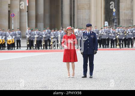 Berlin, Deutschland. 29. März 2023. (3/29/2023) Berlin: Am Abend lädt der Bundespräsident Sie zu einem Staatsbankett im Schloss Bellevue zu Ehren des Königs ein. Das Foto zeigt den britischen Außenminister James geschickt mit seiner Frau Susannah Janet (Foto von Simone Kuhlmey/Pacific Press/Sipa USA). Kredit: SIPA USA/Alamy Live News Stockfoto