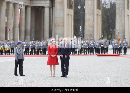 Berlin, Deutschland. 29. März 2023. (3/29/2023) Berlin: Am Abend lädt der Bundespräsident Sie zu einem Staatsbankett im Schloss Bellevue zu Ehren des Königs ein. Das Foto zeigt den ehemaligen Bundespräsidenten Prof. Dr. Horst Koehler mit seiner Frau Eva Luise Koehler (Foto: Simone Kuhlmey/Pacific Press/Sipa USA). Kredit: SIPA USA/Alamy Live News Stockfoto