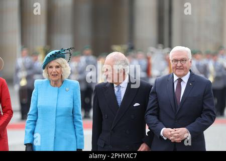 Berlin, Deutschland. 29. März 2023. (3/29/2023) Berlin: Am Abend lädt der Bundespräsident Sie zu einem Staatsbankett im Schloss Bellevue zu Ehren des Königs ein. Bundespräsident Frank Walter-Steinmeier und seine Frau Elke Büdenbender warten vor dem Schloss Bellevue auf die Ankunft des königlichen Paares Charles und Camilla. (Foto: Simone Kuhlmey/Pacific Press/Sipa USA) Guthaben: SIPA USA/Alamy Live News Stockfoto