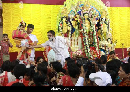 30. März 2023, Kalkutta, Westbengalen, Indien: Hindu-Mädchen sitzen zusammen für eine Zeremonie, bei der sie während des RAM Navami Festivals im Kolkata Adyapith Tempel als „Kumari“ oder lebende Göttin verehrt werden. (Kreditbild: © Dipa Chakraborty/Pacific Press via ZUMA Press Wire) NUR REDAKTIONELLE VERWENDUNG! Nicht für den kommerziellen GEBRAUCH! Stockfoto