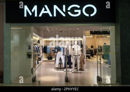 MANGO-Bekleidungsgeschäft im Einkaufszentrum. Logo und Ansicht im Geschäft. Minsk, Belarus, 2023 Stockfoto