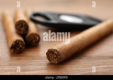 Viele teure Zigarren auf einem Holztisch, Nahaufnahme Stockfoto