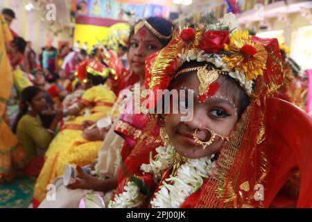 30. März 2023, Kalkutta, Westbengalen, Indien: Hindu-Mädchen sitzen zusammen für eine Zeremonie, bei der sie während des RAM Navami Festivals im Kolkata Adyapith Tempel als „Kumari“ oder lebende Göttin verehrt werden. (Kreditbild: © Dipa Chakraborty/Pacific Press via ZUMA Press Wire) NUR REDAKTIONELLE VERWENDUNG! Nicht für den kommerziellen GEBRAUCH! Stockfoto