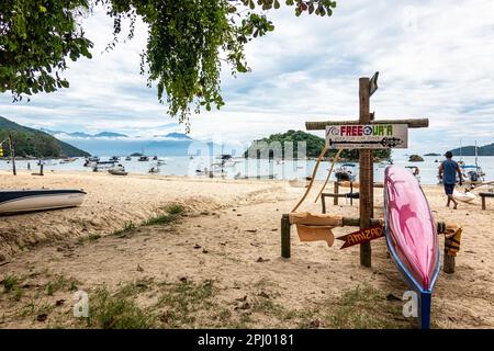 Abraao Beach auf der großen Insel Ilha Grande in Angra dos Reis, Rio de Janeiro, Brasilien, Südamerika Stockfoto