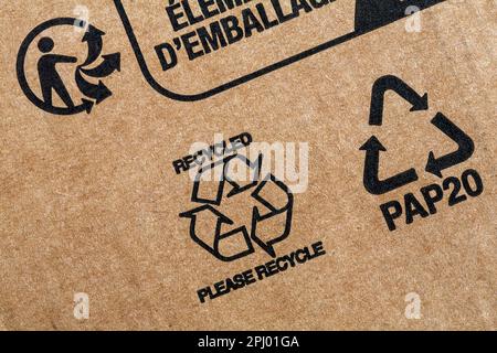 Recycelt Bitte recyceln Sie die PAP 20 PAP20-Informationen auf braunen Kartonverpackungen von Amazon – Entsorgen Recycling Recycling-Logo-Symbol Stockfoto