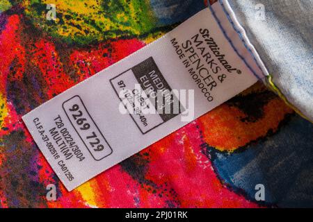 Label in St. Michael von Marks & Spencer man's farbenfrohes Baumwollhemd Größe M Medium hergestellt in Marokko Stockfoto