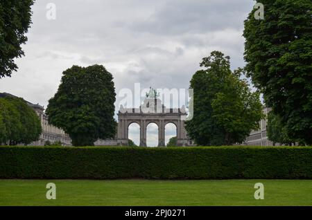 BRÜSSEL, BELGIEN - 13. JUNI 2019: Schöner Blick auf die Cinquantenaire Arcade und den grünen Park Stockfoto