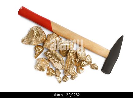 Ein Haufen Goldklumpen und Hammer auf weißem Hintergrund, Draufsicht Stockfoto