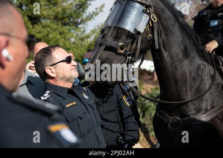 Israel. 27. März 2023. Yaakov „Kobi“ Shabtai, Kommissar der israelischen Polizei, streichelt bei der Demonstration gegen die Reform vor der israelischen Knesset ein Polizeipferd. Zehntausende Proteste in Jerusalem gegen Netanjahus rechtsextreme Regierung und ihre umstrittene Rechtsreform. März 27. 2023. (Foto: Matan Golan/Sipa USA). Kredit: SIPA USA/Alamy Live News Stockfoto