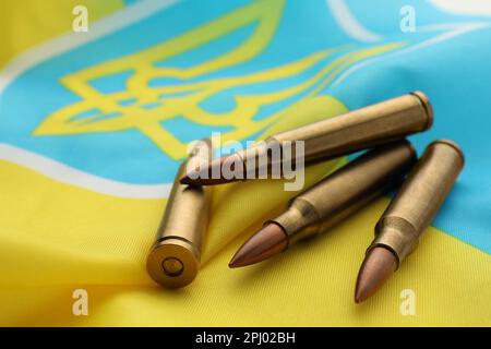 Kugeln auf ukrainischer Nationalflagge, Nahaufnahme Stockfoto