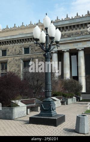 Altmodische Straßenlampe in der Nähe des Gebäudes in der Stadt Stockfoto