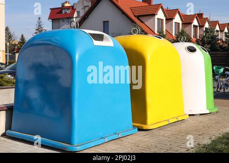 Bunte Recyclingbehälter im Freien an sonnigen Tagen Stockfoto