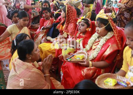 30. März 2023, Kalkutta, Westbengalen, Indien: Hindu-Mädchen sitzen zusammen für eine Zeremonie, bei der sie während des RAM Navami Festivals im Kolkata Adyapith Tempel als „Kumari“ oder lebende Göttin verehrt werden. (Kreditbild: © Dipa Chakraborty/Pacific Press via ZUMA Press Wire) NUR REDAKTIONELLE VERWENDUNG! Nicht für den kommerziellen GEBRAUCH! Stockfoto