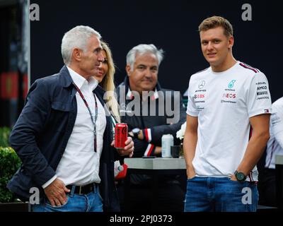 Albert Park, 30. März 2023 Mick Schumacher (GER) spricht mit Michael Doohan auf der Koppel beim australischen Formel-1-Grand Prix 2023. Corleve/Alamy Live News Stockfoto