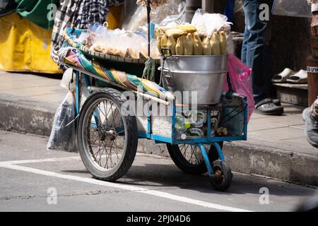 Maiskolbenhändler in Sukhumvit, Bangkok, Thailand. Stockfoto
