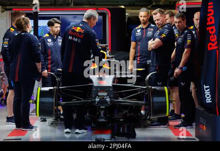 Albert Park, 30. März 2023 Red Bull Mechanics arbeiten während des australischen Formel-1-Grand Prix 2023 in der Garage am Max Verstappen (NED) The Red Bull Racing RB19. Corleve/Alamy Live News Stockfoto