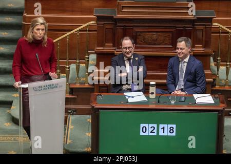 Brüssel, Belgien. 30. März 2023. Innenminister Annelies Verlinden, Justizminister Vincent Van Quickenborne und Premierminister Alexander De Croo bildeten die Bilder auf einer Plenarsitzung der Kammer im Bundesparlament in Brüssel am Donnerstag, den 30. März 2023. BELGA FOTO NICOLAS MAETERLINCK Kredit: Belga News Agency/Alamy Live News Stockfoto