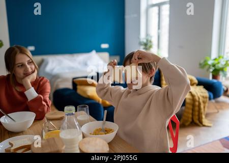 Fröhliche lächelnde Kinder Bruder und Kinder haben Spaß beim Frühstück Stockfoto