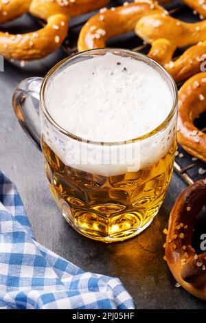 Frisch gebackene hausgemachte Brezeln und Bier vom Fass Stockfoto