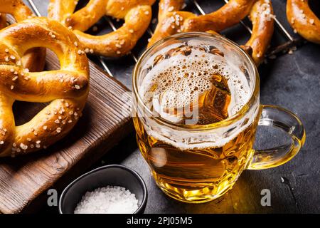 Frisch gebackene hausgemachte Brezeln und Bier vom Fass Stockfoto