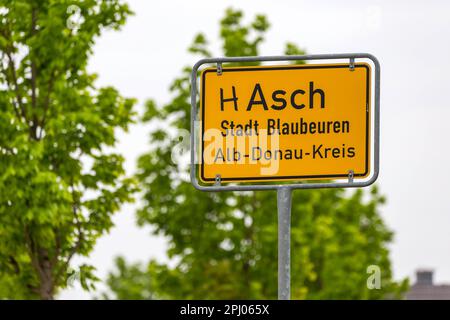 Ortsname Zeichen von Asch, lustiger Ortsname, Bezirk Blaubeuren im Bezirk Alb-Donau, Baden-Württemberg, Deutschland Stockfoto