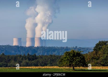 Cattenom Kernkraftwerk, Wasserdampf über den Kühltürmen. Cattenom, Departement Moselle, Frankreich Stockfoto
