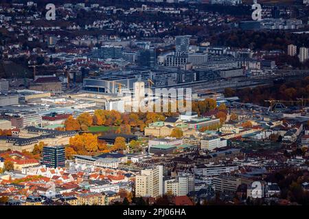 Blick auf das Stadtzentrum, auf der linken Seite das Neue Schloss und den Schlossgarten mit bunten Bäumen liegt das neue Europaviertel im Schatten Stockfoto