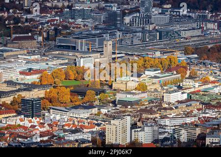 Blick auf das Stadtzentrum, auf der linken Seite das Neue Schloss und den Schlossgarten mit bunten Bäumen liegt das neue Europaviertel im Schatten Stockfoto