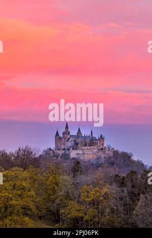 Abendglühen, Schloss Hohenzollern, Vorgängerschloss der preußischen königlichen und deutschen Kaiserdynastie, Märchenschloss, Bisingen Stockfoto