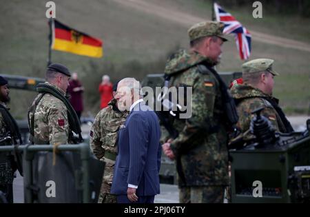 Finowfurt, Deutschland. 30. März 2023. König Karl III. (M) spricht mit Soldaten während seines Besuchs im 130. Englisch-deutschen Ingenieurbrücken-Bataillon in Finowfurt am zweiten Tag seiner Deutschlandreise. Vor seiner Krönung im Mai 2023 werden der britische König und die königliche Ehefrau Deutschland für drei Tage besuchen. Kredit: Jens Schlueter/AFP-POOL/dpa/Alamy Live News Stockfoto