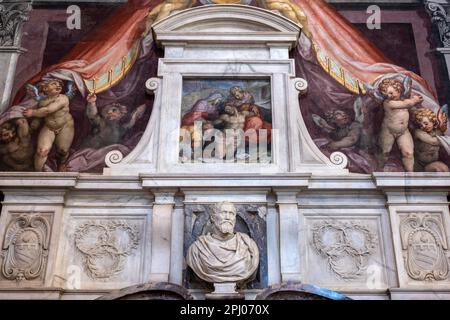 Grab von Michelangelo, entworfen von Giorgio Vasari in Santa Croce, Florenz Stockfoto