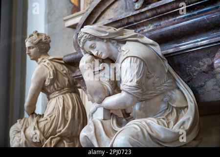 Grab von Michelangelo, entworfen von Giorgio Vasari in Santa Croce, Florenz Stockfoto