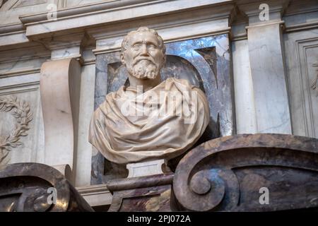 Grab von Michelangelo, entworfen von Giorgio Vasari in Santa Croce, Florenz Stockfoto