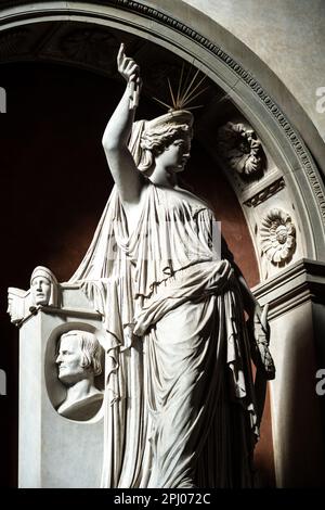 Die Freiheit der Poesie von Pio Fedi, ein Denkmal für den Dichter Giovan Battista Niccolini in Santa Croce, Florenz Stockfoto