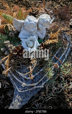 Grabdekoration mit zwei Putti, Allgaeu, Bayern, Deutschland Stockfoto