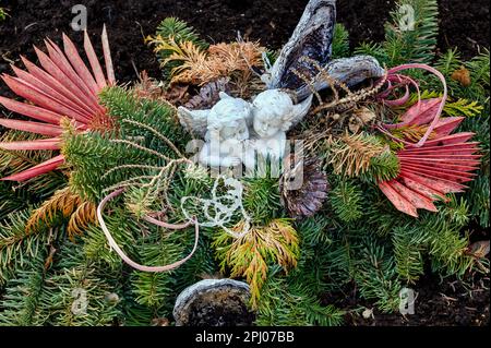 Grabdekoration mit Putti- und Tannenzweigen, Allgaeu, Bayern, Deutschland Stockfoto