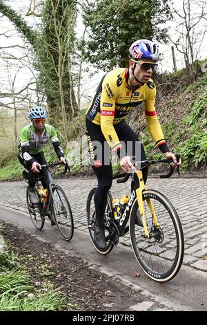 Oudenaarde, Belgien. 30. März 2023. Belgische Wout van Aert vom Team Jumbo-Visma in Aktion während der Vorbereitungen mehrerer Teams auf der Rennstrecke vor dem Radrennen Ronde van Vlaanderen/Tour des Flandres/Tour of Flanders am Donnerstag, den 30. März 2023. Die 107. Ausgabe des Radrennen findet am Sonntag, den 02. April, statt. BELGA PHOTO DIRK WAEM Credit: Belga News Agency/Alamy Live News Stockfoto