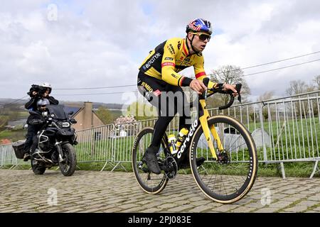 Oudenaarde, Belgien. 30. März 2023. Belgische Wout van Aert vom Team Jumbo-Visma in Aktion während der Vorbereitungen mehrerer Teams auf der Rennstrecke vor dem Radrennen Ronde van Vlaanderen/Tour des Flandres/Tour of Flanders am Donnerstag, den 30. März 2023. Die 107. Ausgabe des Radrennen findet am Sonntag, den 02. April, statt. BELGA PHOTO DIRK WAEM Credit: Belga News Agency/Alamy Live News Stockfoto