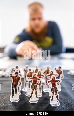 London, Großbritannien. 30. März 2023 Charaktere aus dem Dead of Winter Brettspiel, Teil der Warhammer Serie, auf der W.A.S.D. Video Games Expo in der Truman Brewery in East London. W.A.S.D ist die wichtigste Videospielveranstaltung in Großbritannien, Heimstadion des Games Finance Market, der London Dev Conference und Hunderte spielbarer Spiele aus aller Welt. Es ist auch das Zentrum der britischen Spielebranche während des London Games Festivals (bis 9. April). Kredit: Stephen Chung / Alamy Live News Stockfoto