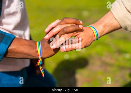 Hände eines multiethnischen, schwulen, männlichen Paares, das Händchen hält, lgbt-Konzept Stockfoto