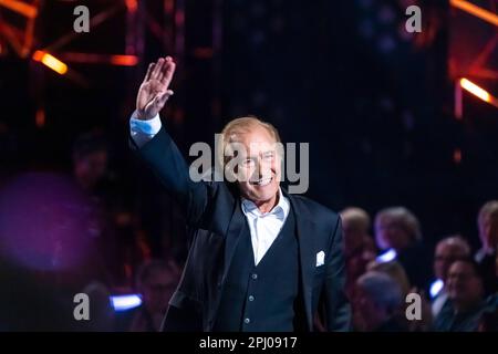 Sänger Michael Holm tritt auf der Bühne auf. 50 Jahre ZDF Hitparade, Jubiläumssendung des TV-Klassikers mit Hit-Songs und Hit-Parade-Künstlern Stockfoto