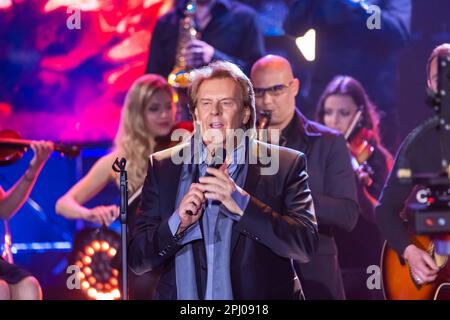 Sänger Howard Carpendale mit Band auf der Bühne. 50 Jahre ZDF Hitparade, Jubiläumssendung des TV-Klassikers mit Hit Songs und Hit Parade Stockfoto