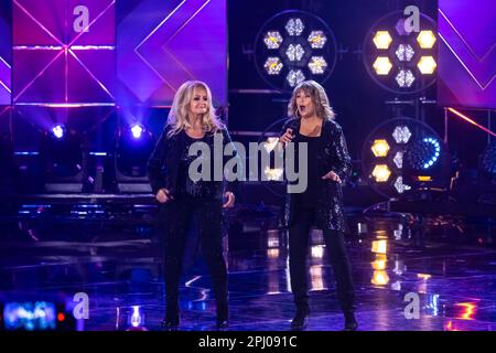 Wencke Myhre, rechts, und Bonnie Tyler spielen als Duo auf der Bühne. 50 Jahre ZDF Hitparade, Jubiläumssendung des TV-Klassikers mit Hit-Songs und Stockfoto