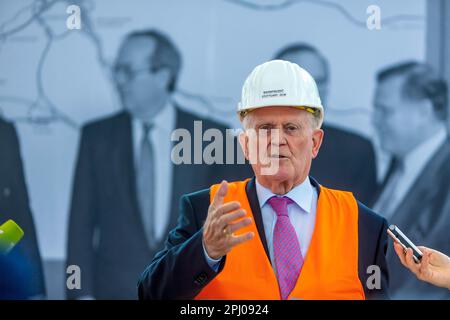 Erwin Teufel, Porträt mit Bauhelm, ehemaliger Premierminister, zeremonielle Veranstaltung 25 Jahre Ideenskizze für das Stuttgarter Projekt 21 Stockfoto