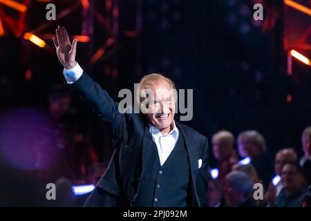 Sänger Michael Holm tritt auf der Bühne auf. 50 Jahre ZDF Hitparade, Jubiläumssendung des TV-Klassikers mit Hit-Songs und Hit-Parade-Künstlern Stockfoto