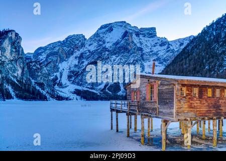 Prags See, Lago di Lake Prags, gefrorener Bergsee im Winter, Prags See, Südtirol, Italien Stockfoto